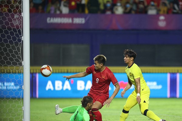 HLV Philippe Troussier hài lòng về tinh thần chiến đấu của U22 Việt Nam - Anh 2