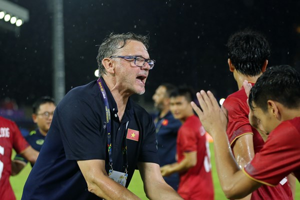 HLV Philippe Troussier hài lòng về tinh thần chiến đấu của U22 Việt Nam - Anh 1