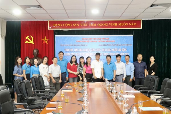 Công đoàn Bộ VHTTDL trao tặng quà cho các đoàn viên có hoàn cảnh khó khăn, mắc bệnh hiểm nghèo - Anh 4