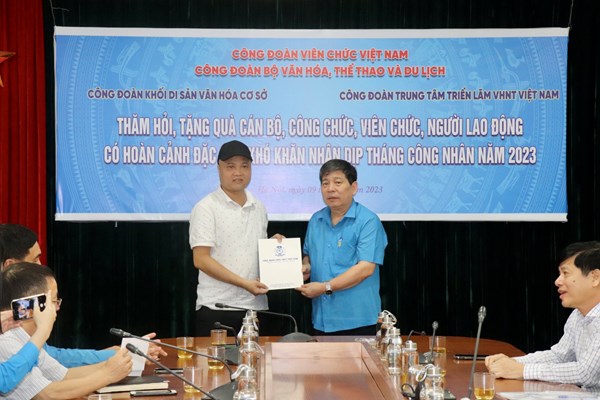 Công đoàn Bộ VHTTDL trao tặng quà cho các đoàn viên có hoàn cảnh khó khăn, mắc bệnh hiểm nghèo - Anh 1