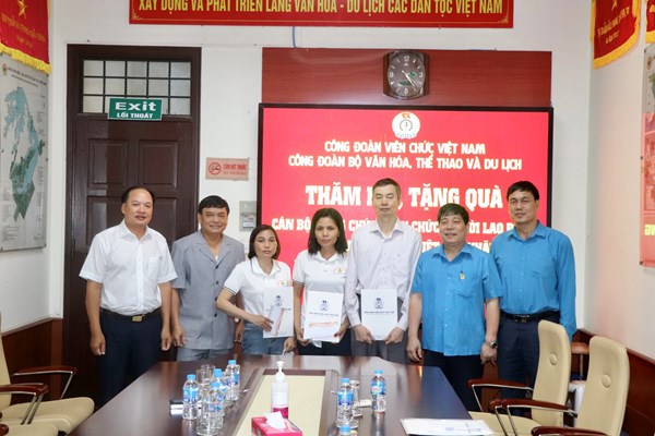 Công đoàn Bộ VHTTDL trao tặng quà cho các đoàn viên có hoàn cảnh khó khăn, mắc bệnh hiểm nghèo - Anh 5