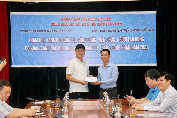 Công đoàn Bộ VHTTDL trao tặng quà cho các đoàn viên có hoàn cảnh khó khăn, mắc bệnh hiểm nghèo - Anh 3