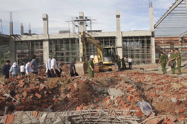 Khởi tố bị can, bắt tạm giam hai người liên quan vụ sập tường tại KCN Nhơn Hòa - Anh 1