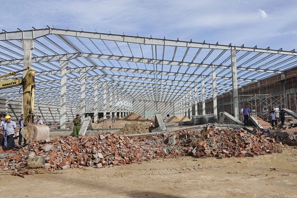 Khởi tố bị can, bắt tạm giam hai người liên quan vụ sập tường tại KCN Nhơn Hòa - Anh 2