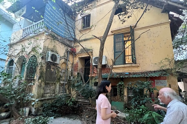 Sống mòn trong những biệt thự cũ ở Hà Nội (Bài 2): Là di sản đô thị, nhưng chỉ... trên giấy? - Anh 1