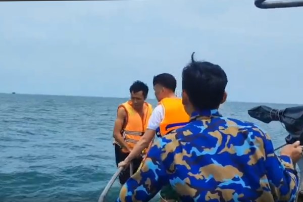 Tìm thấy thi thể các ngư dân mất tích trên biển - Anh 1