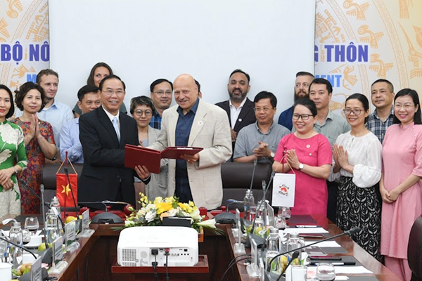 Ký hợp tác về phòng chống bệnh dịch từ động vật sang người - Anh 1