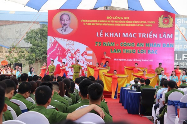 Khai mạc Triển lãm “75 năm - Công an nhân dân làm theo lời Bác” - Anh 1