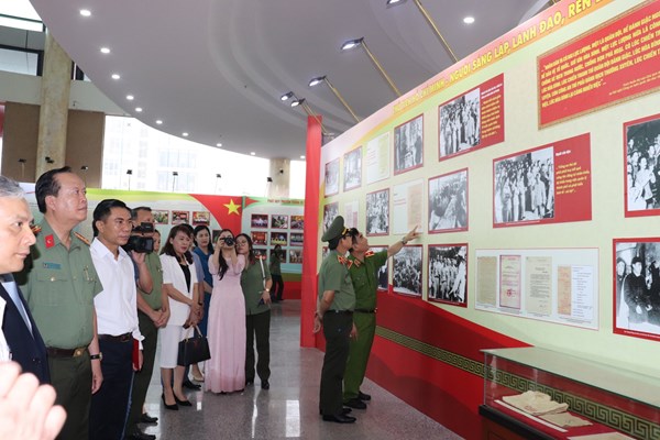 Khai mạc Triển lãm “75 năm - Công an nhân dân làm theo lời Bác” - Anh 3