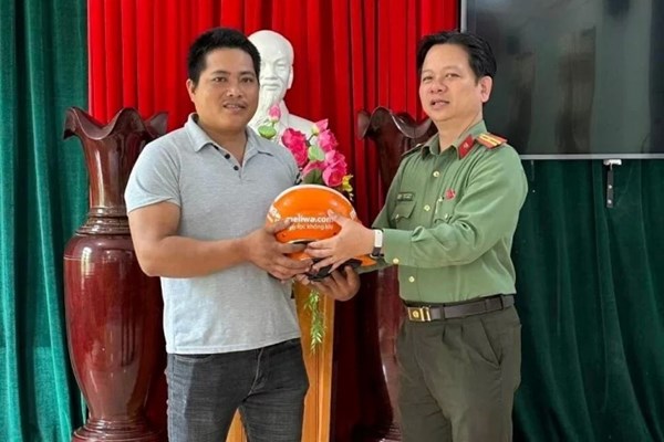Người đàn ông dũng cảm cứu 4 người trong gia đình bị đuối nước - Anh 1