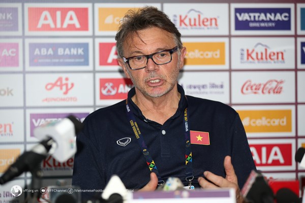HLV Philippe Troussier: Tôi tự hào về tinh thần thi đấu của các cầu thủ - Anh 1