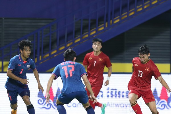HLV Philippe Troussier: Tôi tự hào về tinh thần thi đấu của các cầu thủ - Anh 2