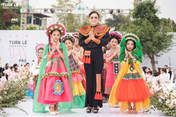 Fashion show Em Tây Bắc của NTK trẻ Linh Phương: Sắc màu thổ cẩm ấn tượng và tươi mới - Anh 1