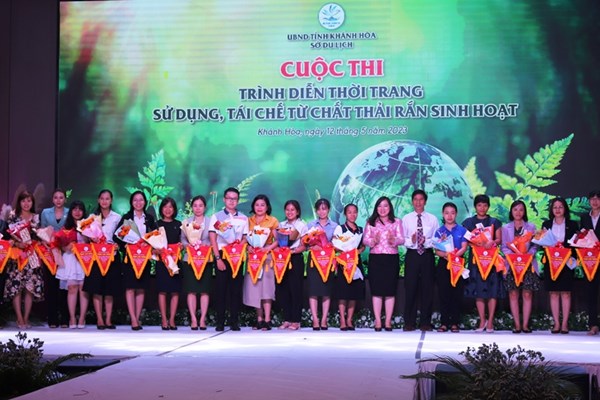 Khánh Hòa: Cuộc thi trình diễn thời trang tái chế từ chất thải rắn sinh hoạt - Anh 2