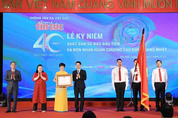 Báo Tin tức kỷ niệm 40 năm ngày xuất bản số đầu tiên và đón nhận Huân chương Lao động hạng Nhất - Anh 1