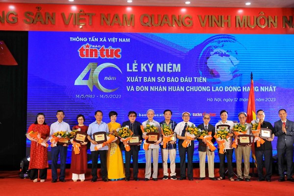 Báo Tin tức kỷ niệm 40 năm ngày xuất bản số đầu tiên và đón nhận Huân chương Lao động hạng Nhất - Anh 5