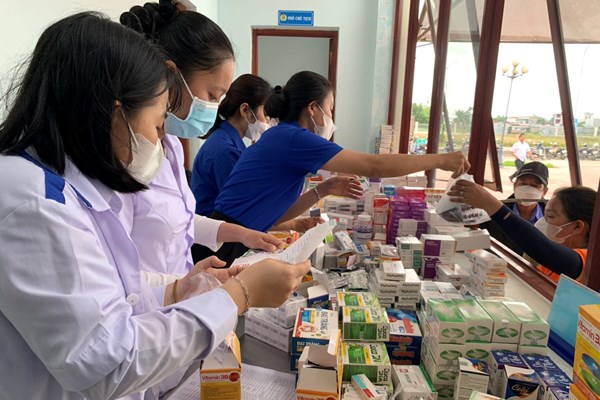 Quảng Ngãi: Khám bệnh, cấp phát thuốc miễn phí cho công nhân, người lao động - Anh 3