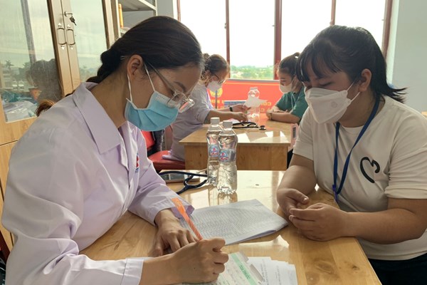Quảng Ngãi: Khám bệnh, cấp phát thuốc miễn phí cho công nhân, người lao động - Anh 2