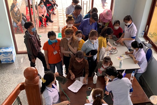 Quảng Ngãi: Khám bệnh, cấp phát thuốc miễn phí cho công nhân, người lao động - Anh 1