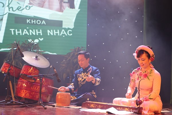 Âm nhạc truyền thống trong đào tạo nghệ thuật:  Giảng viên học hát dân ca - Anh 1