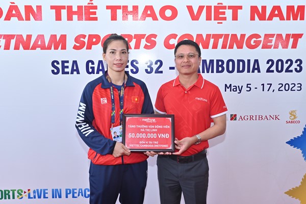 Bà mẹ hai con Hà Thị Linh được Metfone thưởng nóng - Anh 1