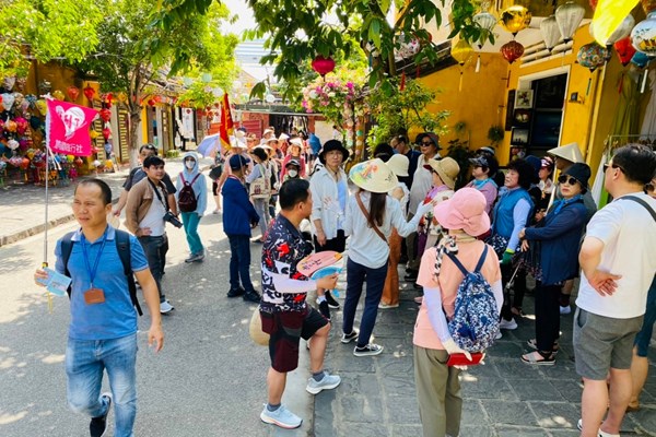 Ngày đầu triển khai tăng cường kiểm soát vé tham quan khu phố cổ Hội An - Anh 2