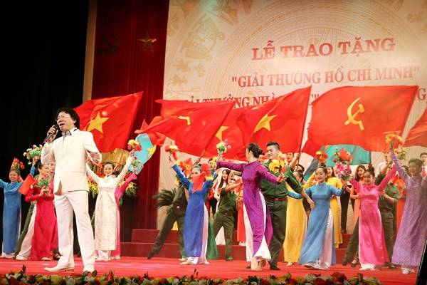 Lễ trao Giải thưởng Hồ Chí Minh, Giải thưởng Nhà nước về VHNT: Giải thưởng cao quý mà các tác giả đều mong ước - Anh 1