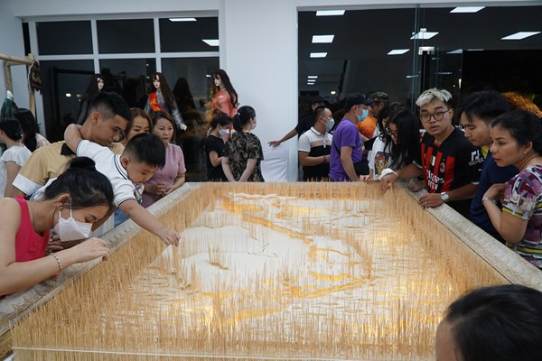 Người sáng tạo nghệ thuật độc đáo từ tăm giang - Anh 1