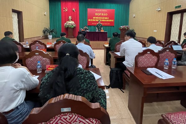 Giới thiệu Dự án Luật Quản lý bảo vệ công trình quốc phòng và khu quân sự - Anh 2
