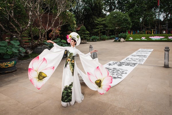 Bộ sưu tập áo dài “Sen- Kính dâng Người” - Anh 4