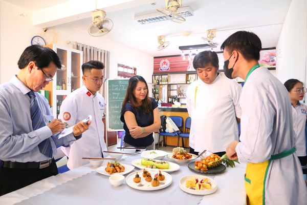 Đến năm 2030 thu hút 30% - 55% học sinh trung học vào hệ thống giáo dục nghề nghiệp - Anh 1