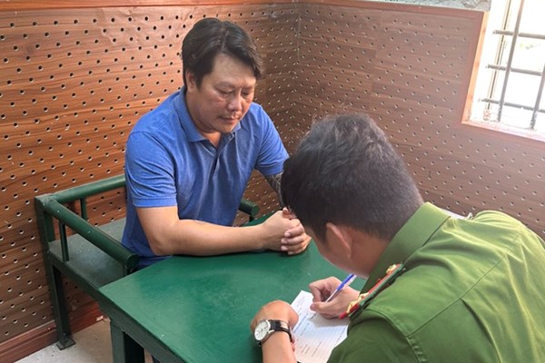 Khởi tố đối tượng dùng súng đe dọa giết người - Anh 1