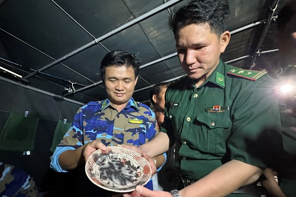 Quảng Ngãi: Thu giữ nhiều đồ gốm nghi là cổ vật chìm đắm - Anh 1
