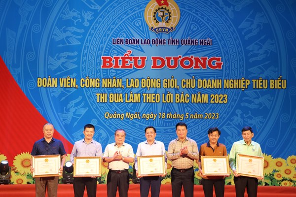 Quảng Ngãi: Biểu dương công nhân, lao động, chủ doanh nghiệp tiêu biểu làm theo lời Bác - Anh 1