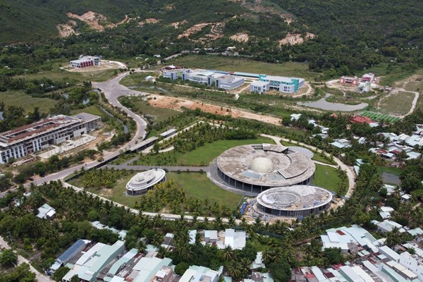 Bình Định sẽ đặt tên Đại lộ Nobel và vinh danh các nhà khoa học đoạt giải Nobel đã đến TP Quy Nhơn - Anh 1