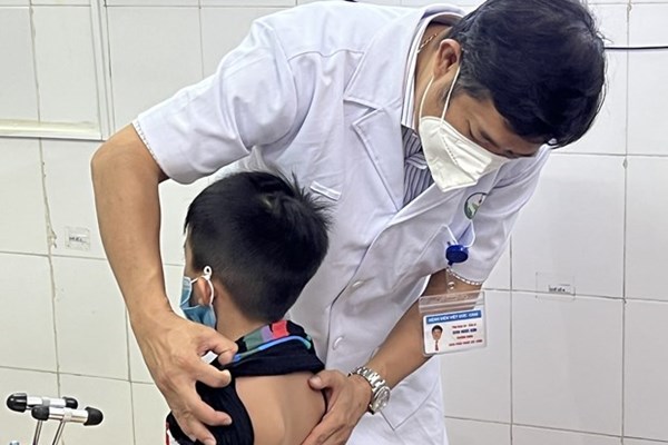 Khám và tư vấn miễn phí bệnh lý vẹo cột sống ở trẻ em - Anh 1