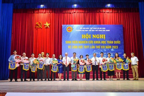 Ánh Viên đoạt giải Nhất tại Hội nghị sinh viên nghiên cứu khoa học toàn quốc về lĩnh vực TDTT - Anh 1