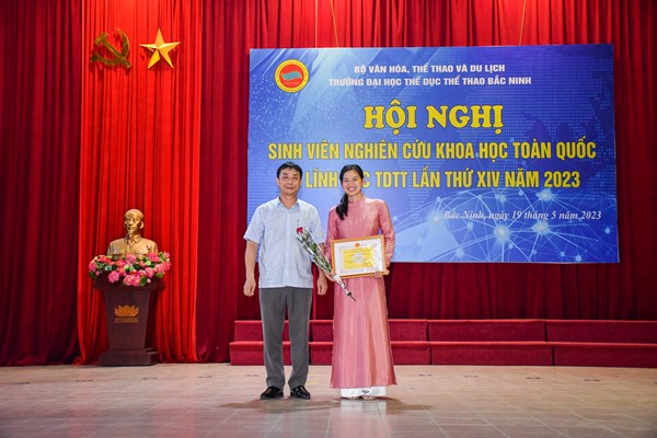 Ánh Viên đoạt giải Nhất tại Hội nghị sinh viên nghiên cứu khoa học toàn quốc về lĩnh vực TDTT - Anh 2