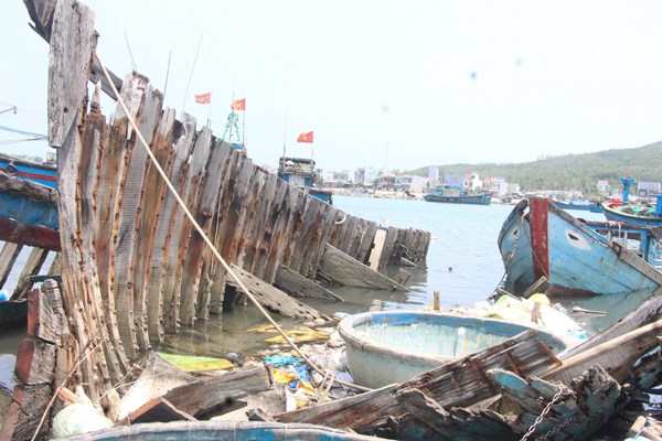 Quảng Ngãi: Xác tàu cá gây ô nhiễm môi trường ở cảng cá - Anh 3