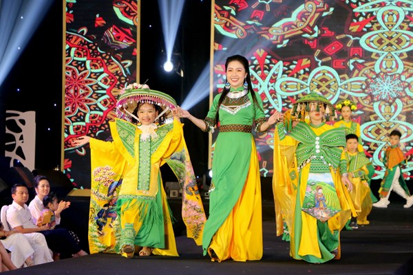Fashion show “Em Tây Bắc”: Bùng nổ và thăng hoa sắc màu thổ cẩm Tây Bắc - Anh 1