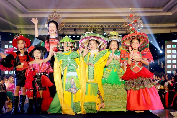 Fashion show “Em Tây Bắc”: Bùng nổ và thăng hoa sắc màu thổ cẩm Tây Bắc - Anh 2