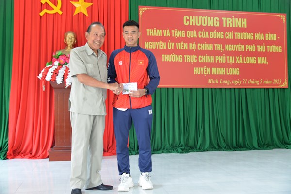 Nguyên Phó Thủ tướng Thường trực Chính phủ Trương Hòa Bình thăm hỏi, động viên VĐV wushu Đinh Văn Bí - Anh 1