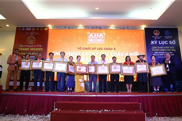 Kỷ lục châu Á cho chủ nhân bộ sưu tập “Sen trong đời sống văn hoá Việt” - Anh 1