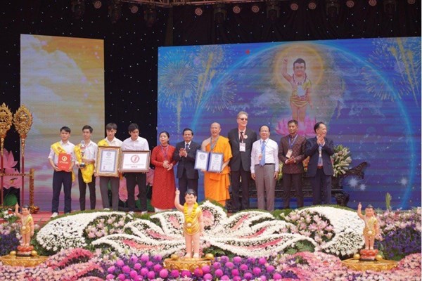 Toà giảng đường trên núi của Chùa Ba Vàng đón nhận 2 kỷ lục thế giới - Anh 1