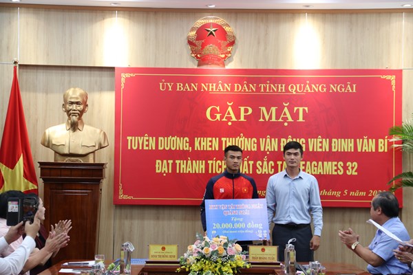 Quảng Ngãi: Tuyên dương, khen thưởng VĐV Đinh Văn Bí đạt thành tích xuất sắc tại SEA Games 32 - Anh 5