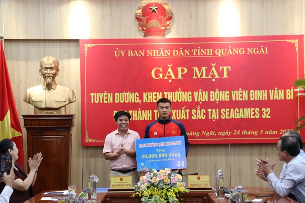 Quảng Ngãi: Tuyên dương, khen thưởng VĐV Đinh Văn Bí đạt thành tích xuất sắc tại SEA Games 32 - Anh 3