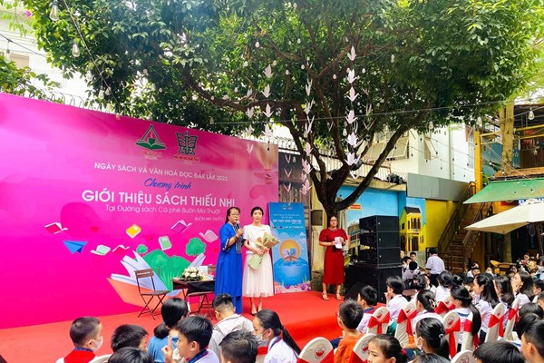 Đường sách cà phê Buôn Ma Thuột: Điểm hẹn văn hoá giữa Tây Nguyên - Anh 3