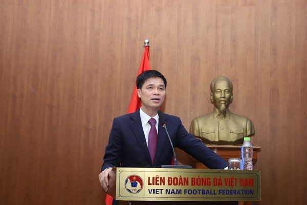 Công đoàn Viên chức Việt Nam và Công đoàn Bộ VHTTDL trao thưởng cho đội tuyển bóng đá nữ và VĐV Nguyễn Thị Oanh - Anh 2