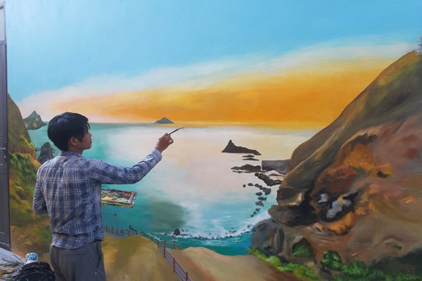 Nét đẹp của tranh bích họa ở làng biển cổ - Anh 3
