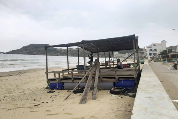 Nhà hàng nổi hoạt động trái phép gây ô nhiễm môi trường ở Quy Nhơn: Kiên quyết cưỡng chế - Anh 1